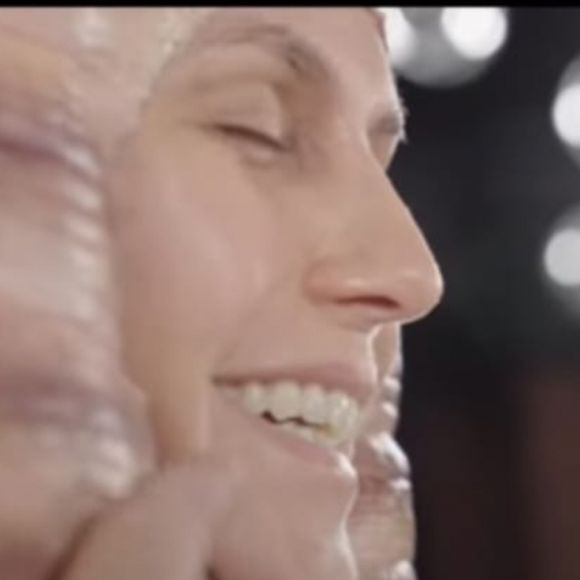 Heidi Klum mostrou os bastidores da fantasia de minhoca gigante em suas redes sociais