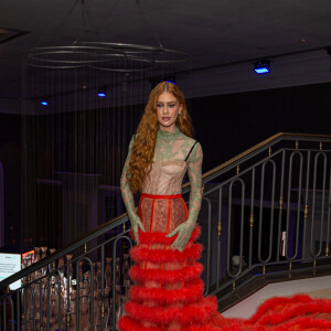 Marina Ruy Barbosa elegeu um longo da coleção Love Parade, da Gucci, para evento da Forbes em São Paulo 