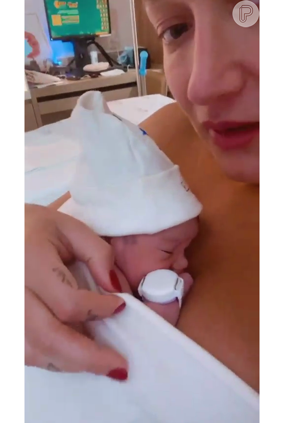 Gabriela Pugliesi surgiu com o filho recém-nascido nos braços em vídeo