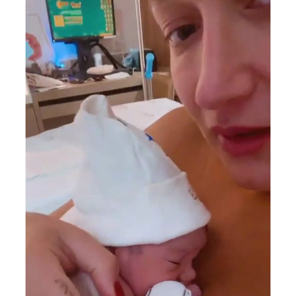 Gabriela Pugliesi surgiu com o filho recém-nascido nos braços em vídeo