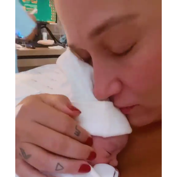 Filho de Gabriela Pugliesi recebeu o carinho da mãe nas primeiras horas de vida