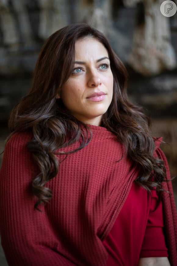 Ainoã (Jessica Juttel) atende pedido de Davi (Cirillo Luna) na novela/série 'Reis', no capítulo de sexta-feira 11 de novembro de 2022
