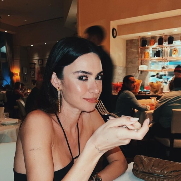 Thaila Ayala apostou em vestido recortado para um jantar