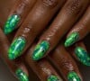 Unhas decoradas com variações de verde: essa nail art é cheia de estilo e vai agradar quem é mais moderna e descolada