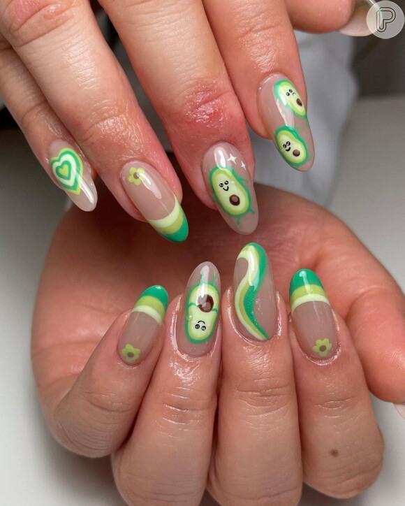 Unhas decoradas com motivo divertido: abacate surge nessa nail art em verde, perfeita para Copa do Mundo