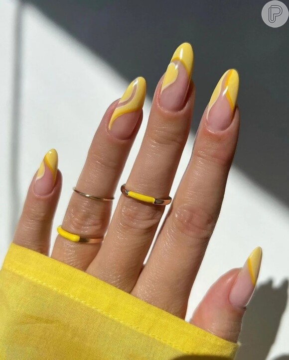 Unhas decoradas em amarelo: a cor marcante dá um efeito único a sua nail art
