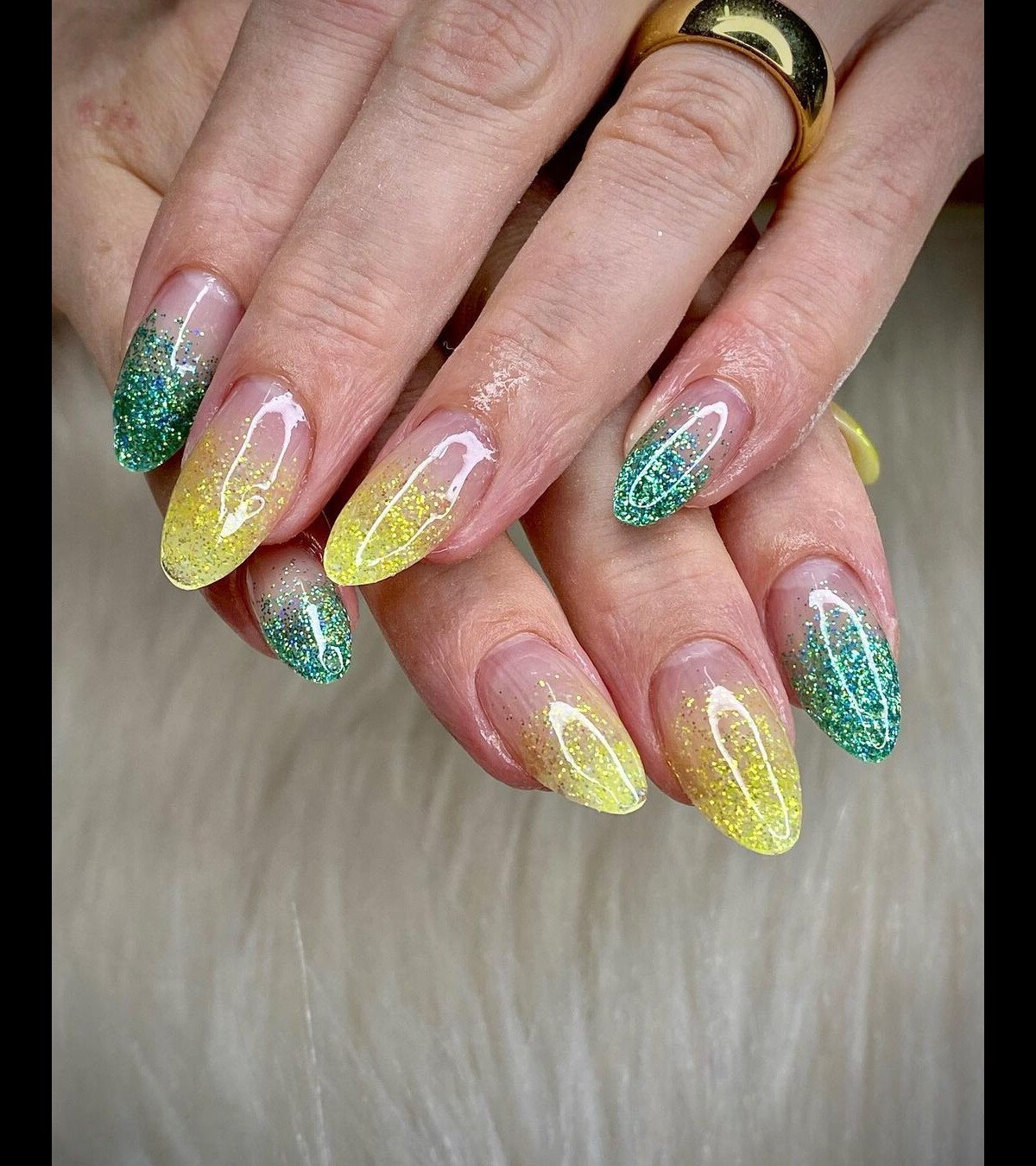 Unhas verde e amarelo