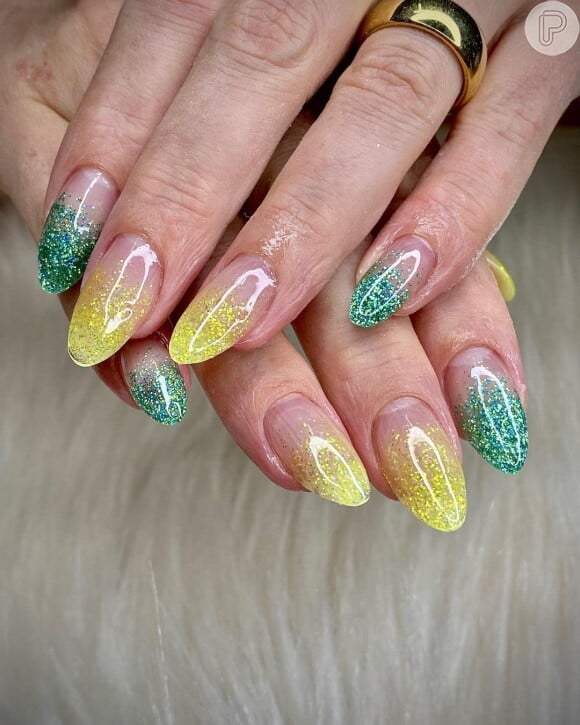 Unhas decoradas com verde e amarelo e glitter: as cores do Brasil surgem com esmalte incolor nessa nail art