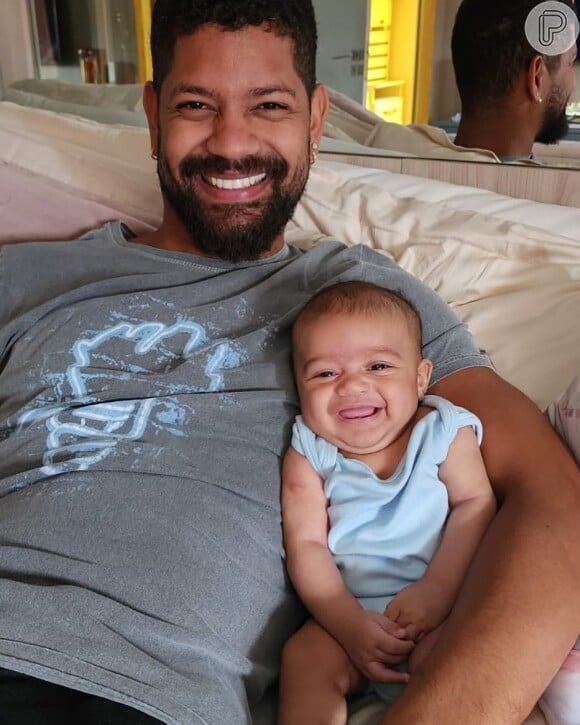 Filho de Viviane Araujo posa sorridente com o pai, Guilherme Militão