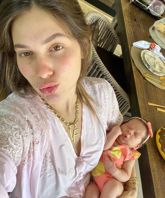 Virgínia Fonseca posa com a filha Maria Flor, de 21 dias