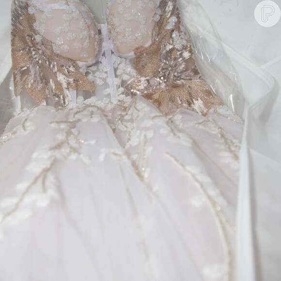 Vestido de noiva sem alças e rico em bordados: Lethicia Bronstein mostrou detalhes do look usado por Dani Calabresa em casamento