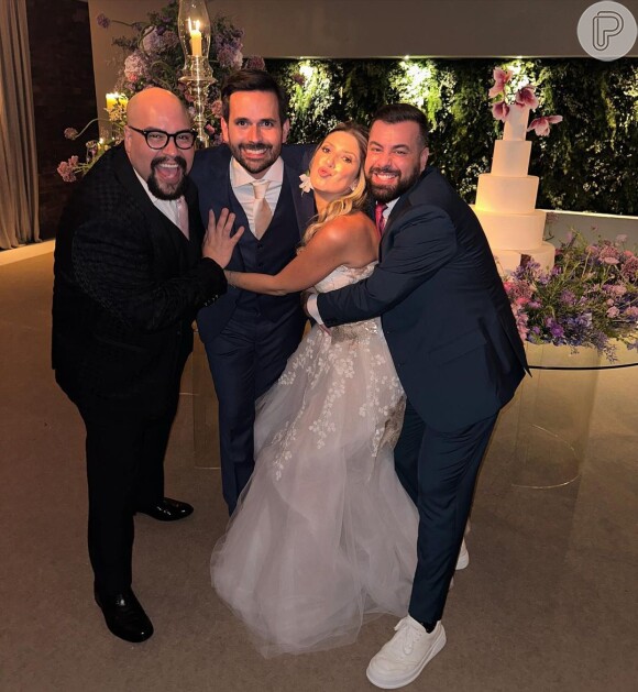 Os noivos Dani Calabresa e Richard Neuman posaram com o casal de amigos Thiago Abravanel e Fernando Poli