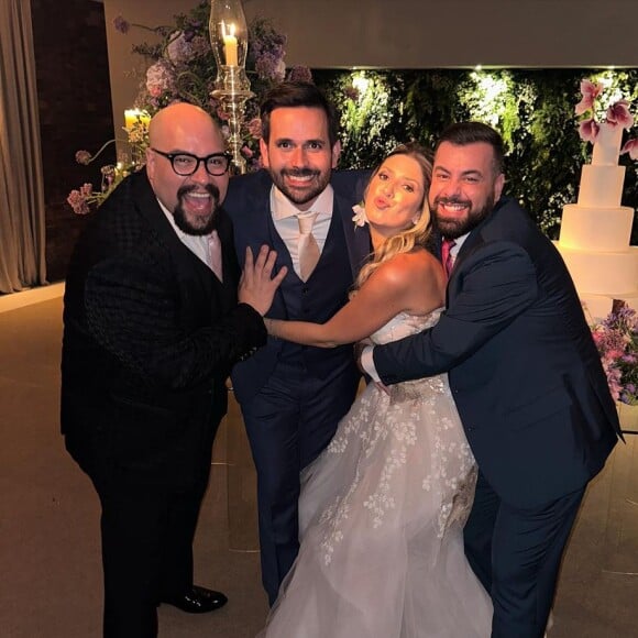 Os noivos Dani Calabresa e Richard Neuman posaram com o casal de amigos Thiago Abravanel e Fernando Poli