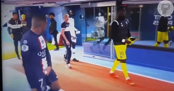 Irritado, Mbappé fez um gesto obsceno ao rival