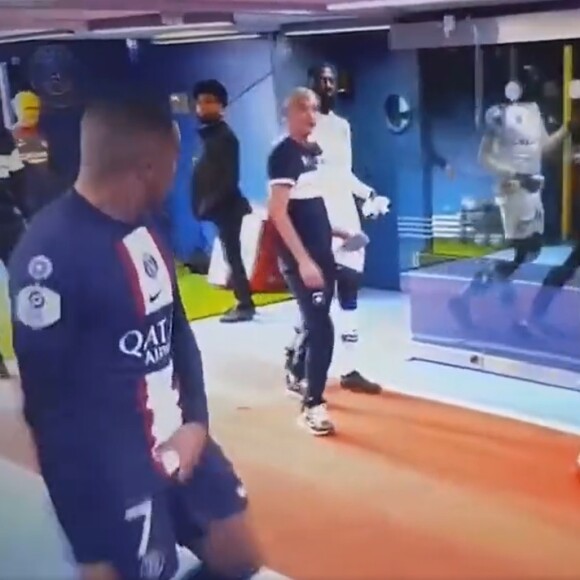 Irritado, Mbappé fez um gesto obsceno ao rival