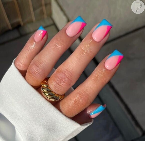 Unha francesinha assimétrica: azul e rosa se misturam nessa nail art