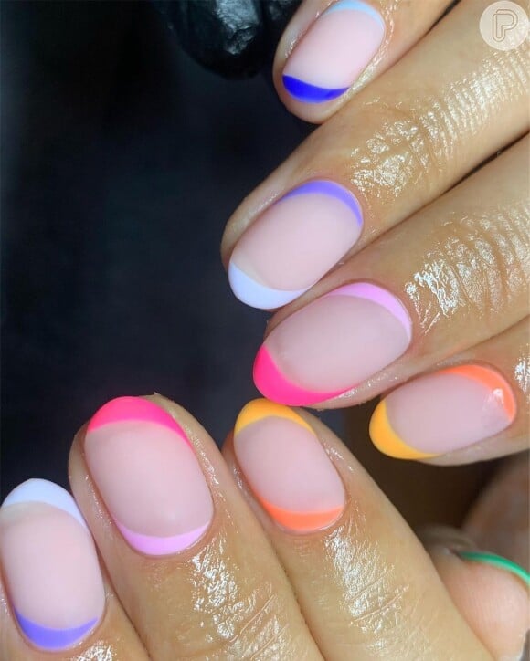 Unha francesinha com esmalte fosco foi feita com diferentes cores nessa nail art