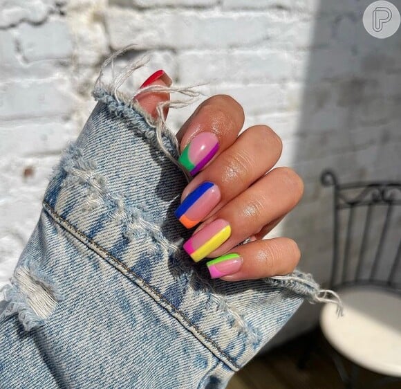 Unha francesinha foi combinada a nail art colorida nessa versão