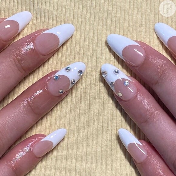 Unha francesinha grossa com strass aplicado no dedo indicador é uma versão fashionista da nail art