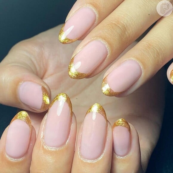 Unha francesinha em dourado: um esmalte rosa suave foi combinado com glitter nessa versão de nail art
