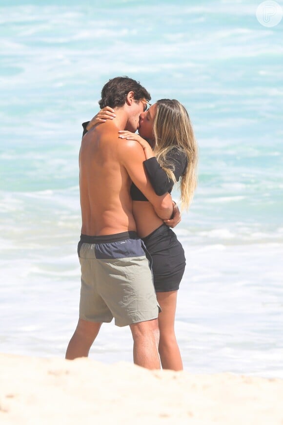 Ex-marido de Isis Valverde, André Resende trocou beijos quentes com uma mulher na praia