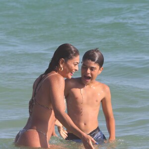Juliana Paes estava acompanhada do filho mais velho, Pedro