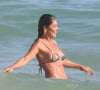 Juliana Paes se refrescou no mar