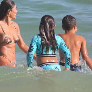 Juliana Paes brincou com o filho e uma amiguinha dele