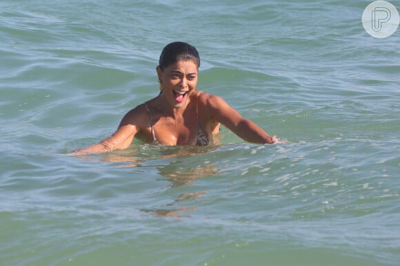 Juliana Paes se divertiu no mar com as crianças