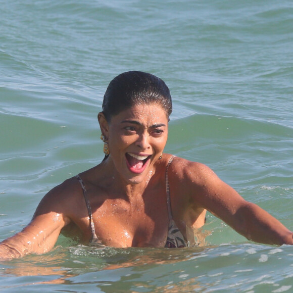 Juliana Paes se divertiu no mar com as crianças