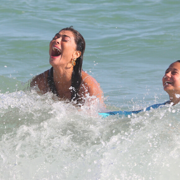 Juliana Paes deu boas gargalhadas na água