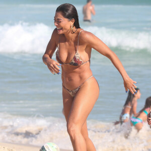Juliana Paes esbanjou simpatia na praia