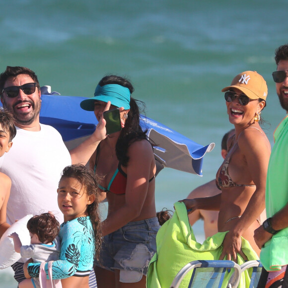 Juliana Paes e os amigos se divertiram ao perceberem que estavam sendo clicados