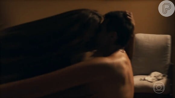 Sexo entre Brisa (Lucy Alves) e Oto (Romulo Estrela) na novela 'Travessia' teve imagens borradas, o que não agradou ao público