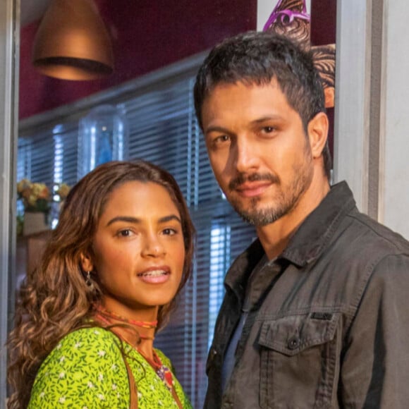 Oto (Romulo Estrela) engatou namoro com Brisa (Lucy Alves) na novela 'Travessia'