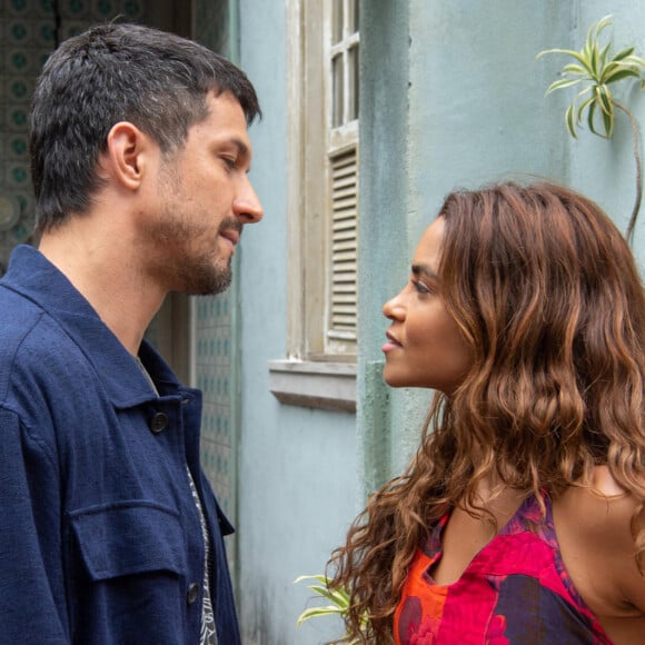 O namoro de Brisa (Lucy Alves) e Oto (Romulo Estrela) na novela 'Travessia' vai incomodar Ari (Chay Suede) e Moretti (Rodrigo Lombardi)