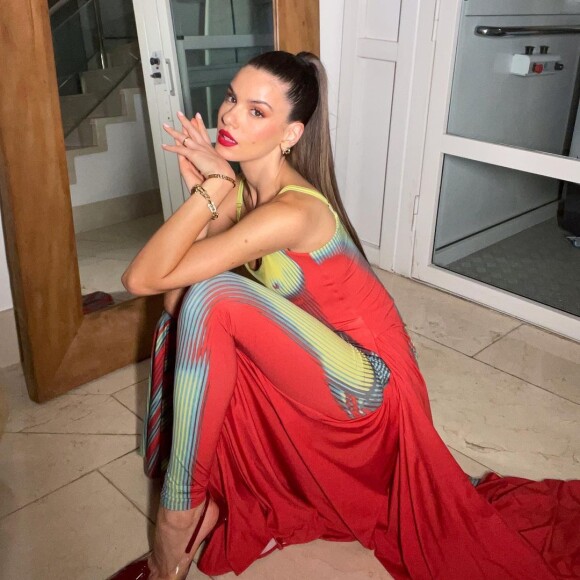 Vestido nu: o look de Camila Queiroz entra na tendência conhecida como trompe l'oeil