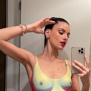 Vestido naked foi evidenciado por Camila Queiroz em selfie no espelho