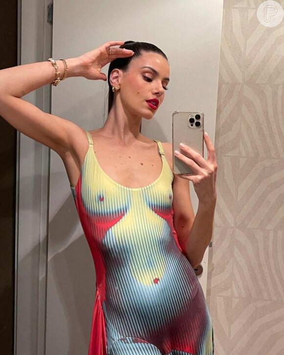 Vestido naked foi evidenciado por Camila Queiroz em selfie no espelho