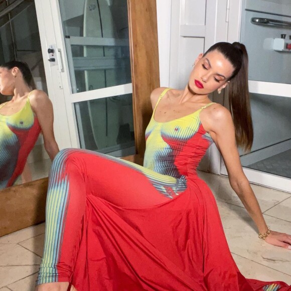 Camila Queiroz mostra mais detalhes do vestido naked escolhid para pré-estreia no cinema