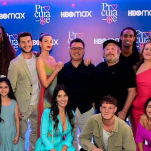 Camila Queiroz posa com elenco do filme 'Procura-se'