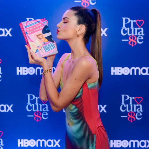 A atriz Camila Queiroz é a protagonista do filme 'Procura-se', inspirado no livro de Carina Rissi