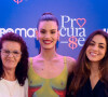 Camila Queiroz foi à pré-estreia do filme 'Procura-se' com look ousado: mãe e irmã da atriz, Eliane e Caroline a acompanharam no evento