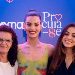 Camila Queiroz foi à pré-estreia do filme 'Procura-se' com look ousado: mãe e irmã da atriz, Eliane e Caroline a acompanharam no evento