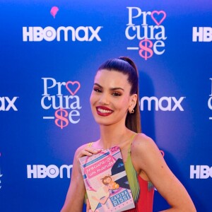 Camila Queiroz participou de lançamento do filme 'Procura-se', do qual é protagonista, com look grifado no modelo naked dress