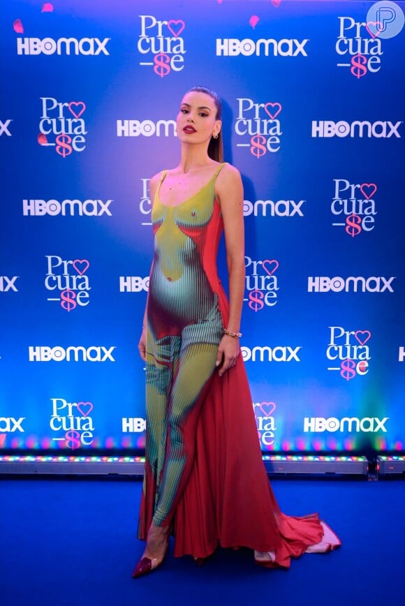Look no estilo naked de Camila Queiroz combina um macacão e a saia com cauda longa
