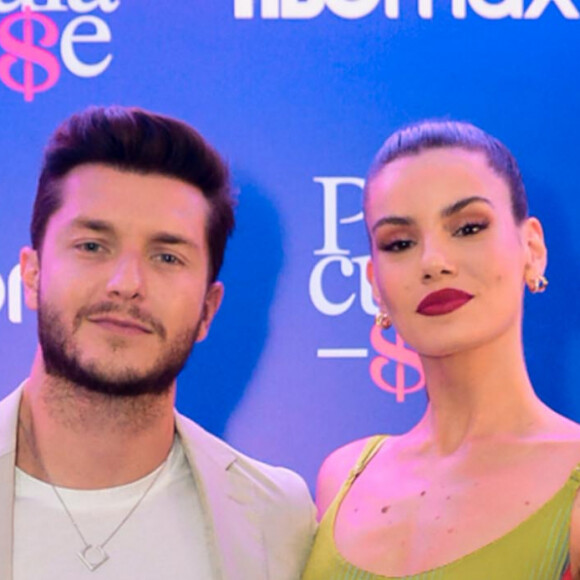 Com vestido criativo, Camila Queiroz foi à pré-estreia de filme com Klebber Toledo