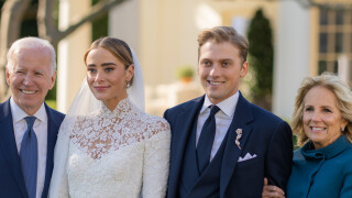 Neta de Joe Biden usa vestido de noiva inspirado em Grace Kelly e outros 2 looks em casamento. Fotos!