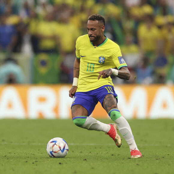 Neymar se machucou no primeiro tempo da estreia do Brasil na Copa, em jogo contra a Sérvia, e ainda jogou por 11 minutos