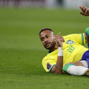 Neymar parecia animado antes de iniciar o jogo contra a Sérvia, mas o craque sofreu uma lesão em campo